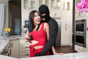 ?? [Uncensored] Một cô gái người mẫu tóc dài có ngoại hình tuyệt đẹp, đang quan hệ tình dục với bạn trai và hôn, liếm âm hộ trắng của cô ấy
