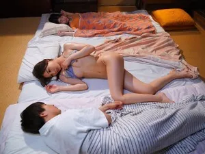 Những cô nàng TikTok phản ứng với phim khiêu dâm liên chủng tộc - Emma Fiore