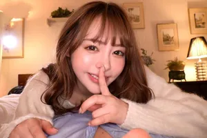 Đôi chân của người phụ nữ xinh đẹp trong đôi tất màu xanh, cọ xát vào con cặc