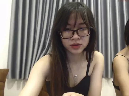 Sống chung với cô bạn thời thơ ấuu