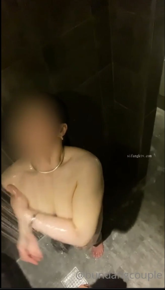 Nữ cảnh sát đã cứu sống cô và biểu cảm của cô vô cùng phấn khích. Cô ấy ủng hộ sex xe hơi cho đến 300 nữa